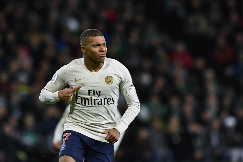 黑色瑜伽上衣搭配黑色绑带健美裤，兼顾时髦感与实用性的穿搭